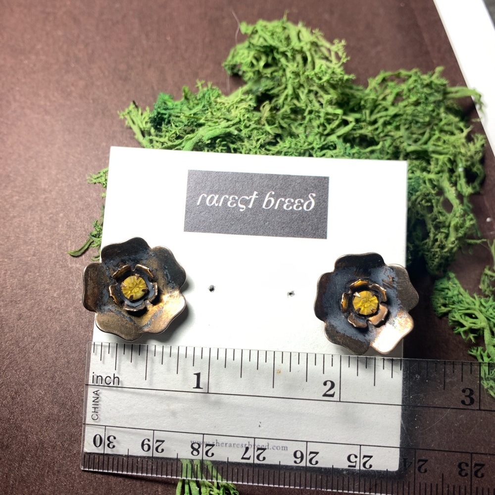 Vintage screw back floral earrings